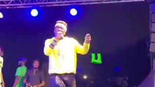 Shatta wale gift a fun $100 on stage