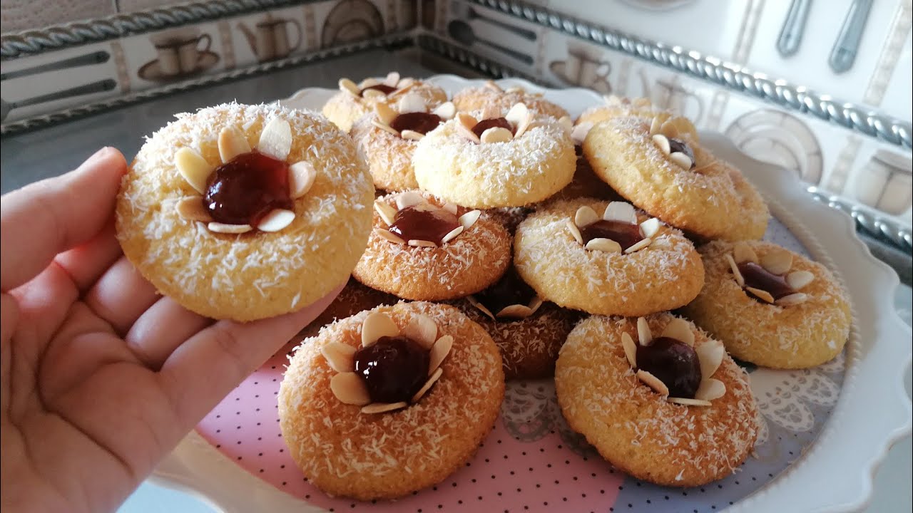 غريبة او حلوة سميدة والكوك راقية بيضة واحدة تعطيك كمية وفيرة