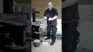 Frank presst Brikett mit Holzspalter