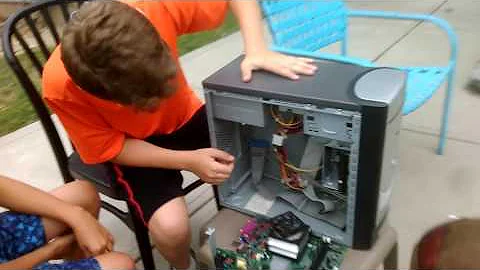 TEACHING 6-9 YEAR OLDS HOW TO BUILD A PC!!! Part 3