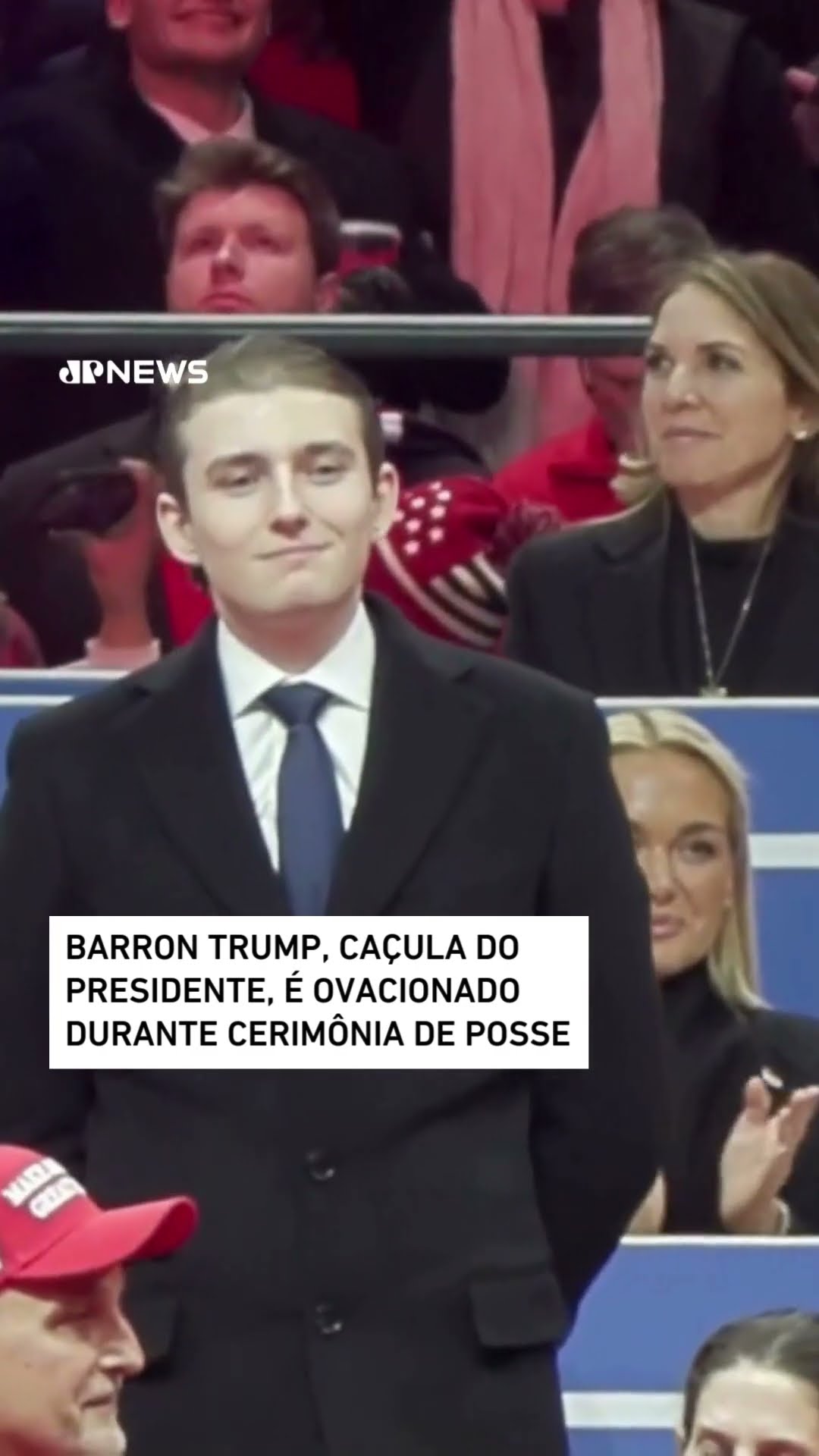 Barron Trump, caçula do presidente, é ovacionado durante cerimônia de posse