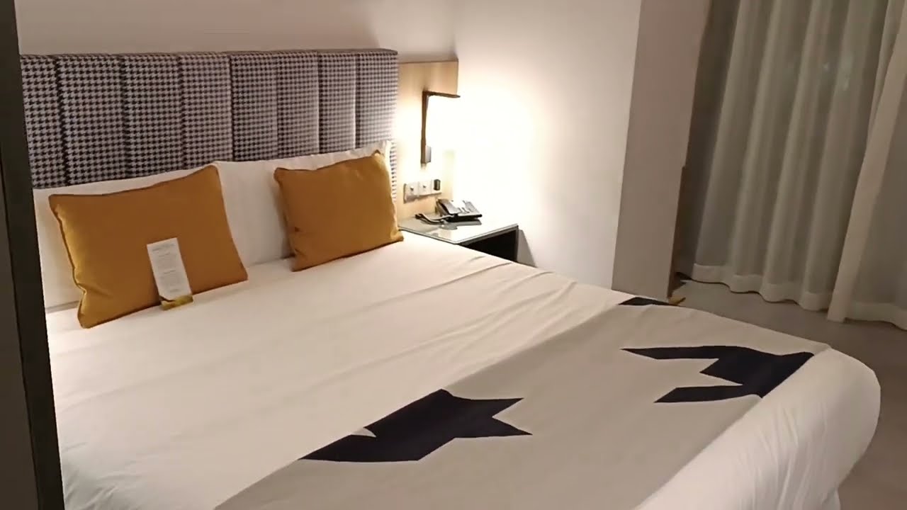 Hotel RIU Plaza London Victoria - Room Tour: Deluxe king bed