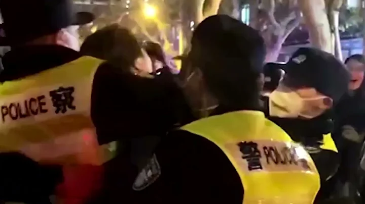 WARNING: GRAPHIC CONTENT - Shanghai police carry away demonstrator in COVID protests - DayDayNews