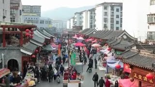 Residents purchase necessities for Spring Festival