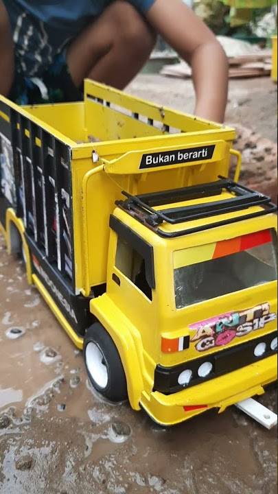 Miniatur Truk Di Isi Lumpur | Miniatur Truk Plastik | Miniatur Truk Oleng