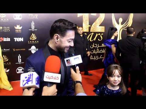 ضحك وهزار بين الفنان احمد زاهر و ابنته الصغرى منى الحقي ده بيراقبك