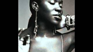 [talking:] is that india.arie? what happened to her hair? ha dat dad a
da [4x] ooh [verse 1] little girl with the press and curl age ei...