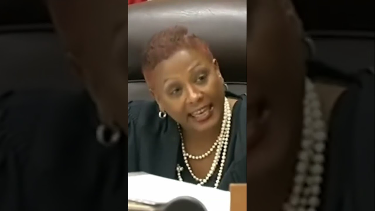 Судья приходит в ярость от расистского полицейского: шокирующее откровение в зале суда!