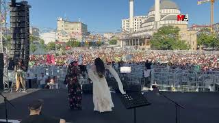 “Özgürlük Mi̇ti̇ngi̇” Sanatçi Tara Mamedova’nin Ezgi̇leri̇yle Devam Edi̇yor