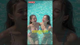 Русские девушки весело плавают в бассейне — летнее настроение!