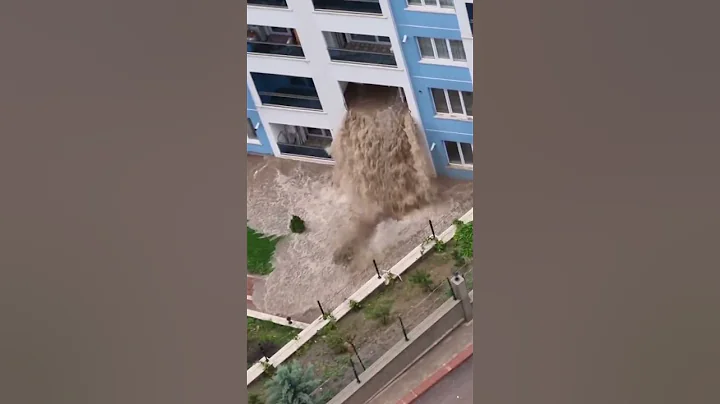 Flood waters gush through Ankara building - DayDayNews