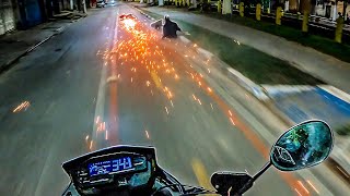 CASAL TENTA FUGIR DA ROMUCAM, CAI FEIO E MOTO SAI ARRRASTANDO NO ASFALTO