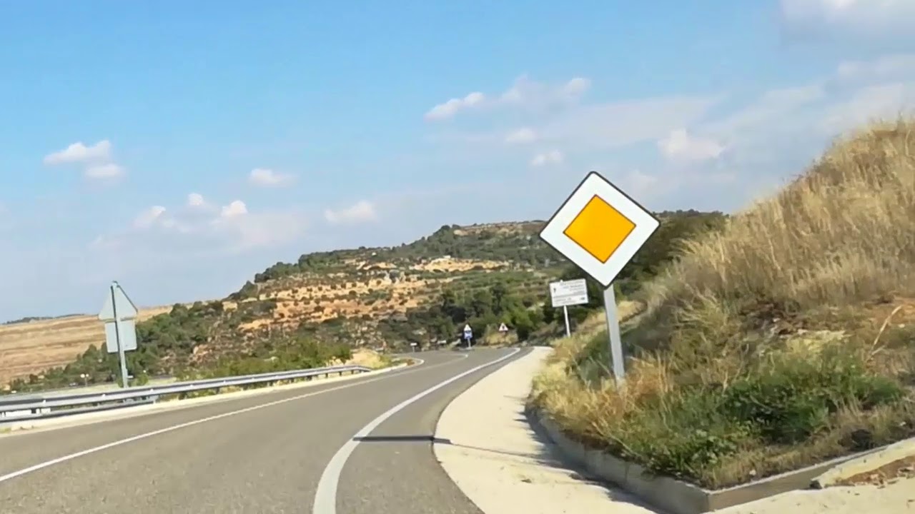 Señal de tráfico R-3 indicando calzada con prioridad en una vía