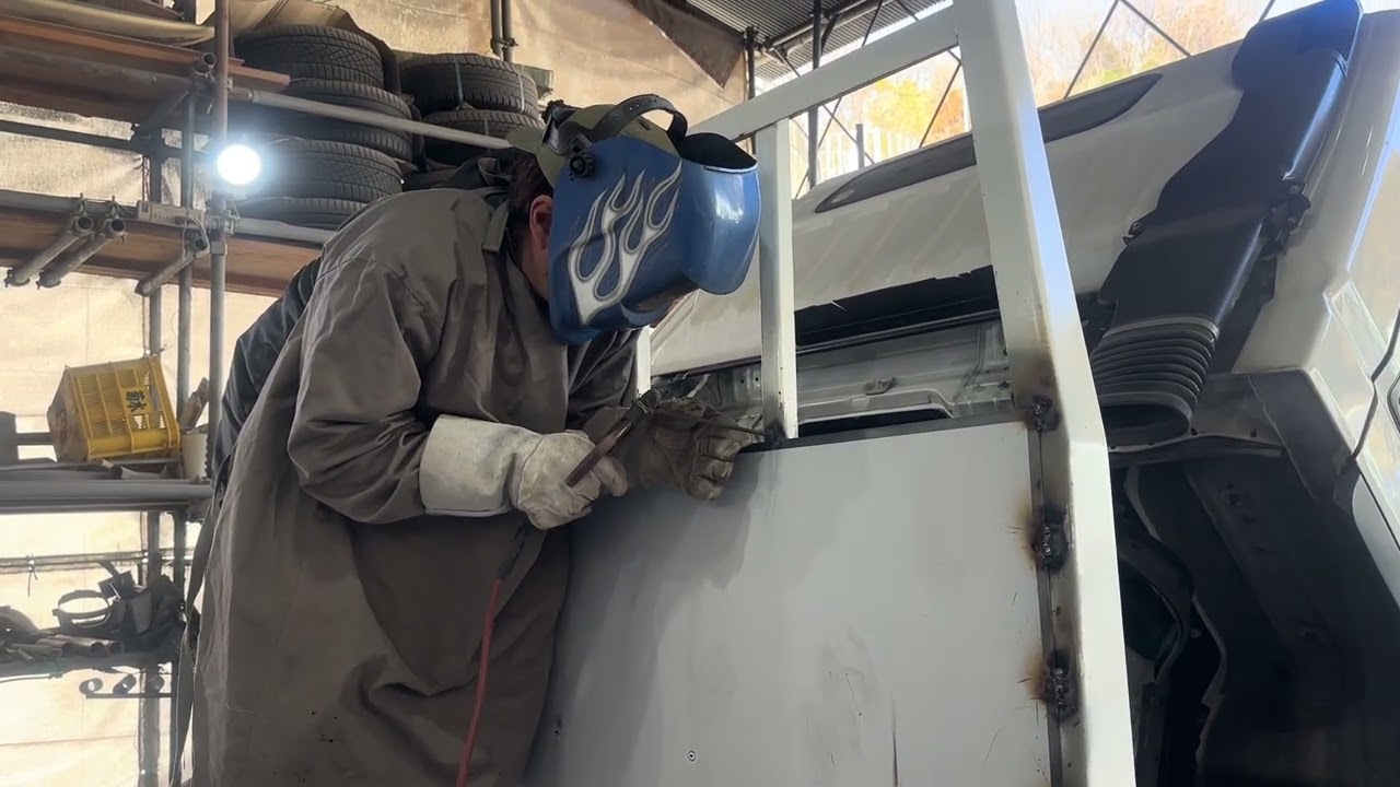 鳥居に鉄板を溶接、再生中古トラックの荷台を強化します。トラック123のお仕事は再生トラック製作です