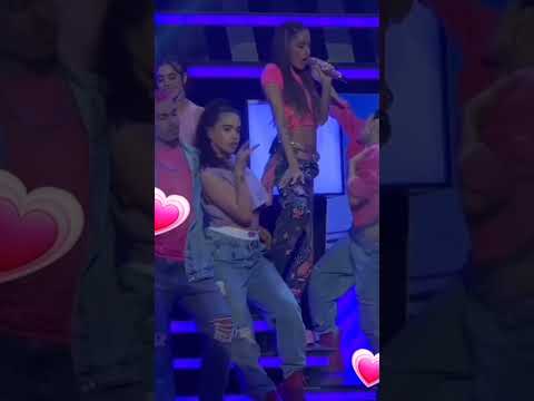 Tini cantando 'Mienteme'