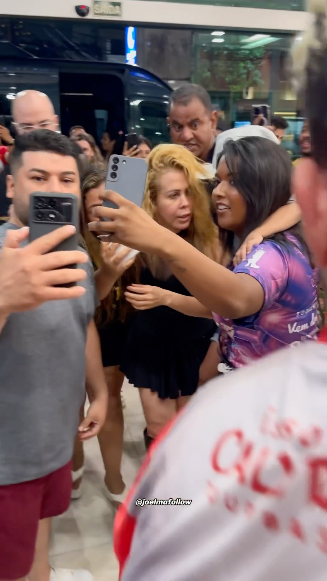 Fãs esperam Joelma em hotel  em Vitória