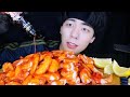 真っ赤に染めた大量のエビをただひたすら食べ続ける動画【モッパン】