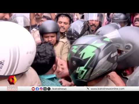ചെന്നിത്തലയുടെ മദ്യപാനി പൊലീസ്; പാലക്കാട് SFI പ്രതിഷേധത്തിൽ പ്രവർത്തകരെ ഇടിവളവെച്ചിടിച്ച് പൊലീസ്