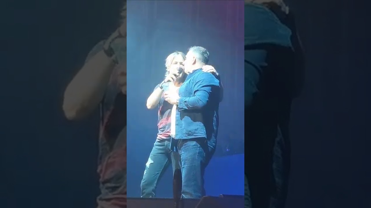 Keith Urban - Newcastle, UK 2022 - duet with singing postie Deano!!