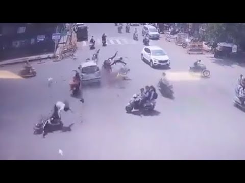 Cctv jalan raya Kecelakaan maut mobil melintass #rekaman #cctv
