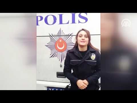 Polis memuru, işitme engelliler için işaret dili ile polis marşı okudu