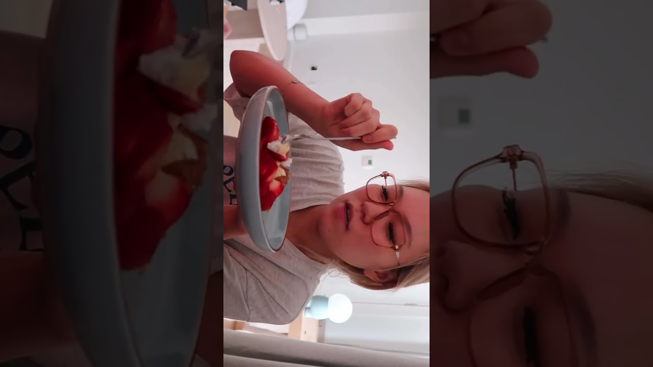 what I eat in a day working from home!! 🍓 breakfast: thick korean yogurt (꾸덕 요거트) lunch: enoki