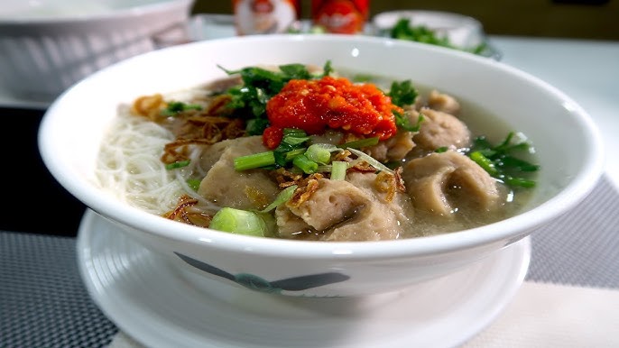 Bihun Kuah Bakso hangat dengan kuah kaldu bening, bakso kenyal, dan bihun yang lembut, disajikan dengan taburan bawang goreng dan irisan daun bawang