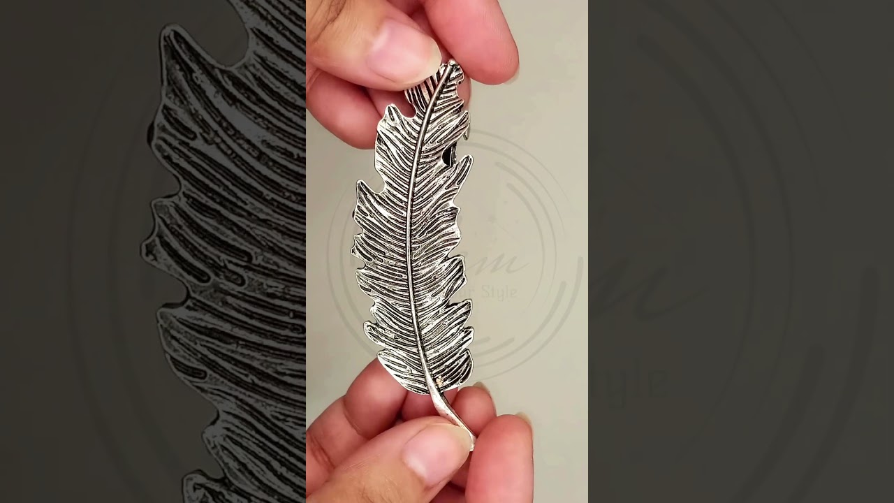 A Leaf Feather Shape Style Hair Clip: Nature's Grace and Elegance in Your Hairstyle