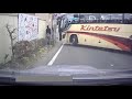 温泉街で詰まってしまったバスを助ける