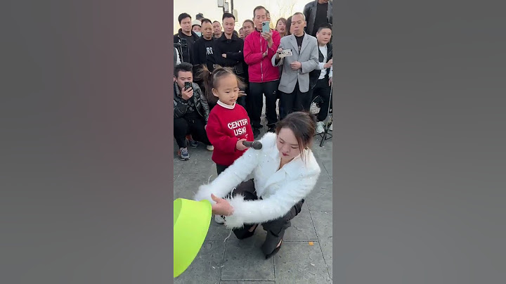 街头艺人 袖珍女孩 户外直播现场 围观 才艺表演