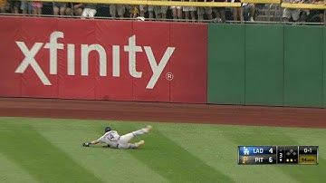 LAD@PIT: Hernandez makes sliding catch on line drive