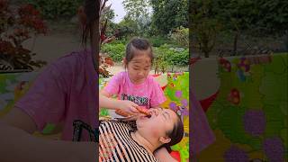 The Little Girl Eating Hot Dog Is So Beautiful,