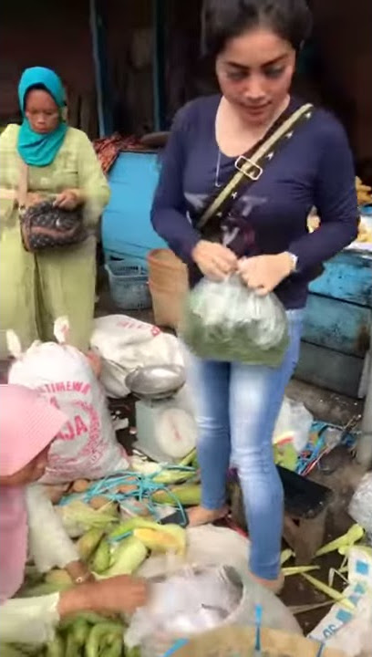 Wanita cantik berjualan di pasar