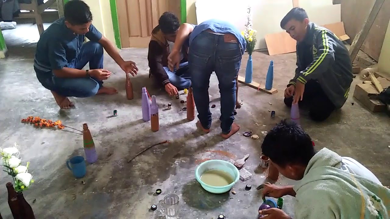 Praktek kepemudaan pembuatan  pas bunga  dari  botol bekas  