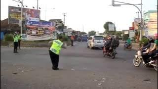 Polisi Lucu.. Berjoget Sambil Atur Lalu Lintas Pemudik