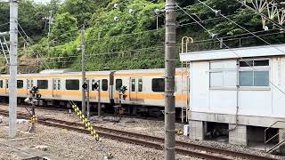 E233系0番台中央線ﾄﾀT13編成中央特快東京行きが豊田駅4番線にジョイント音たてて入線するシーン