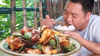 魔鬼辣椒!大哥不在家,偷偷摘2把辣椒拿來做小炒肉,把嘴都吃腫了! 【鐵鍋視頻】 魔鬼辣椒!大哥不在家,偷偷摘2把辣椒拿來做小炒肉,把嘴都吃腫了! 【鐵鍋視頻】