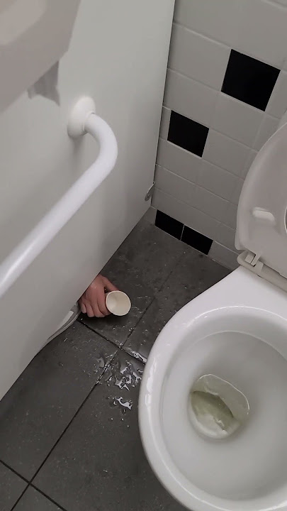 Prank dans des toilettes publics