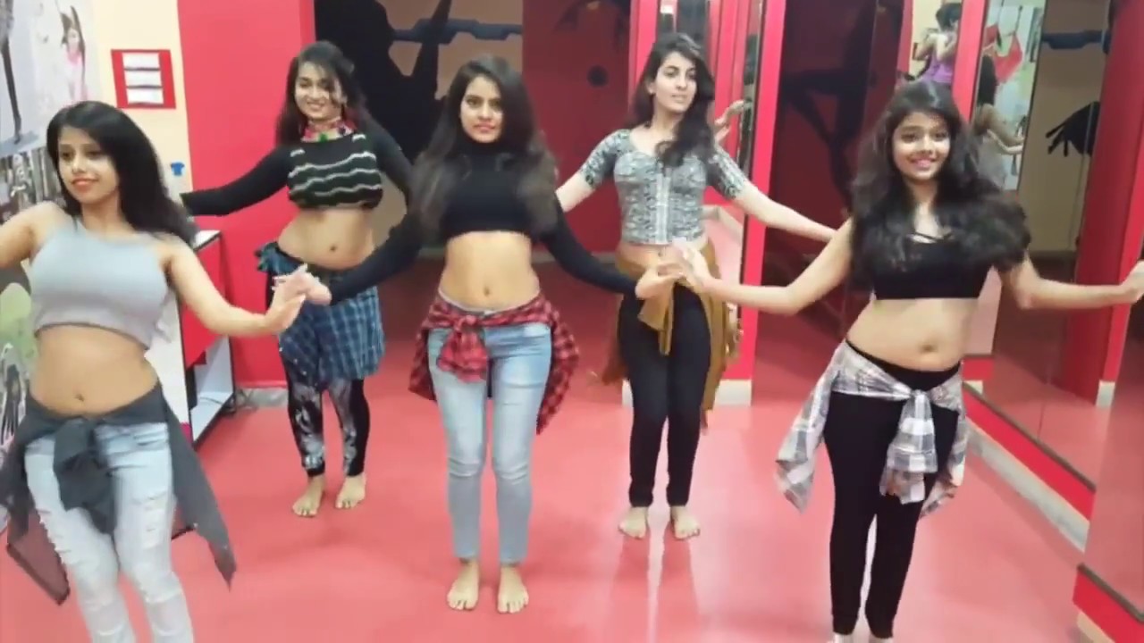 Indian girls belly dance on Tu Cheez Badi hai mast heart eyes YouTube