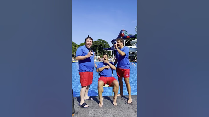 ZINGEN OF ZWEMMEN! 💦 😂 #shorts