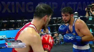 Бокс ойнап жүрген жалаңаш жігіттер