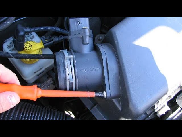 Nettoyage débitmètre d'air sur volkswagne (golf) - YouTube