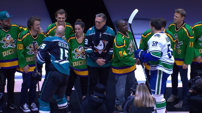 Mighty Ducks Reunion! Kenan Thompson and the Cast Hit an Ice Rink in Their  Movie Hockey Gear