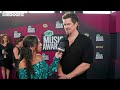 Capture de la vidéo Steve Howey On Reuniting With 'Reba' Cast & Reba Mcentire's Words Of Wisdom | Cmt Awards 2023