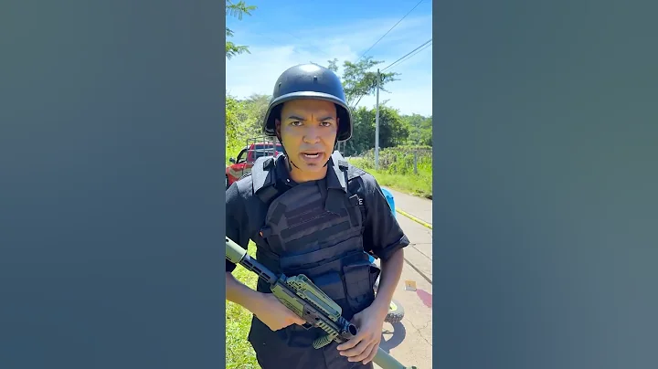 LARIN JR FALLS 😱 @alfredolarin #comedy #humor #comedy #funny