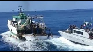 حصريا بالفيديو : الجيش #الايطالي يطارد قارب صيد #تونسي ويطلق عليه النار !!