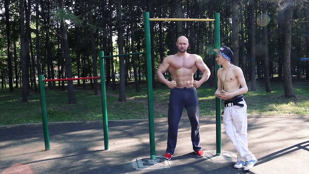 Жирный подтягивается на турнике