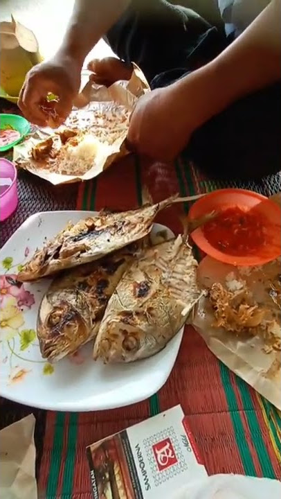 Makan Ikan Bakar di Pantai barombang