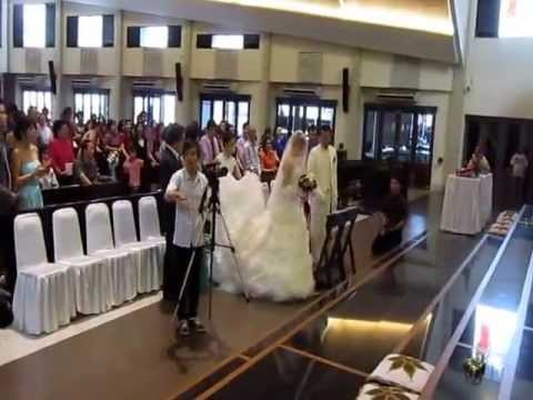 Perarakan Menuju Altar Diiringi Lg "Aku Abdi Tuhan." Pernikahan Beny Muliawan & Grace Patricia.