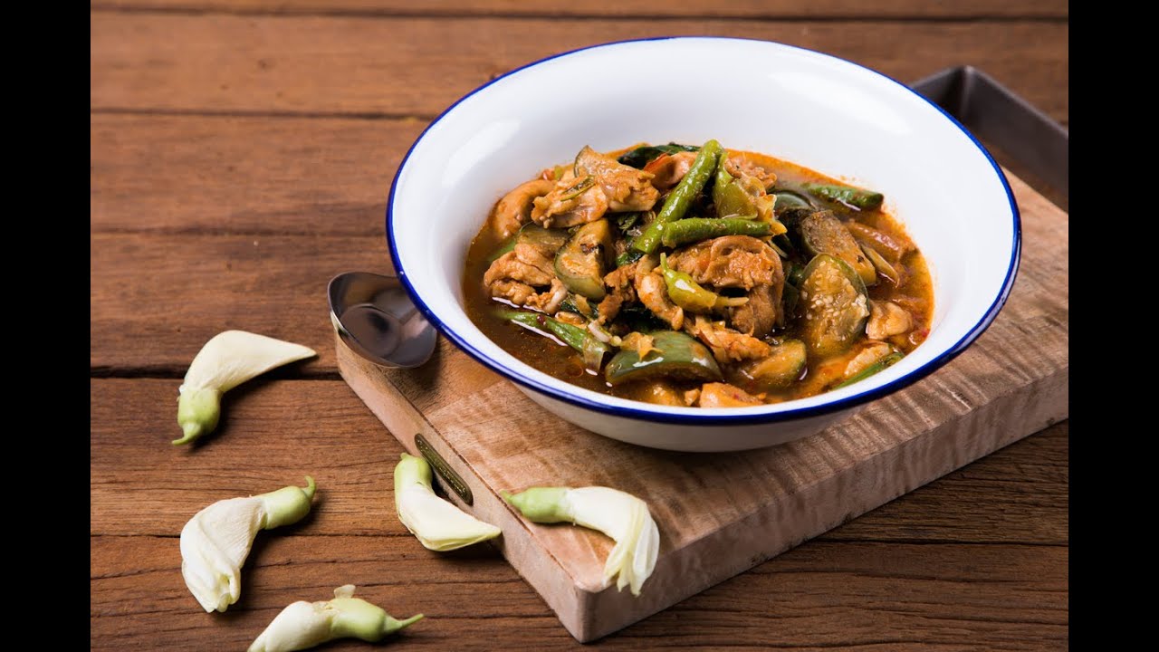 แกงแคไก่ใส่ข้าวคั่ว Kaeng Khae with Roasted Rice : พลพรรคนักปรุง 
